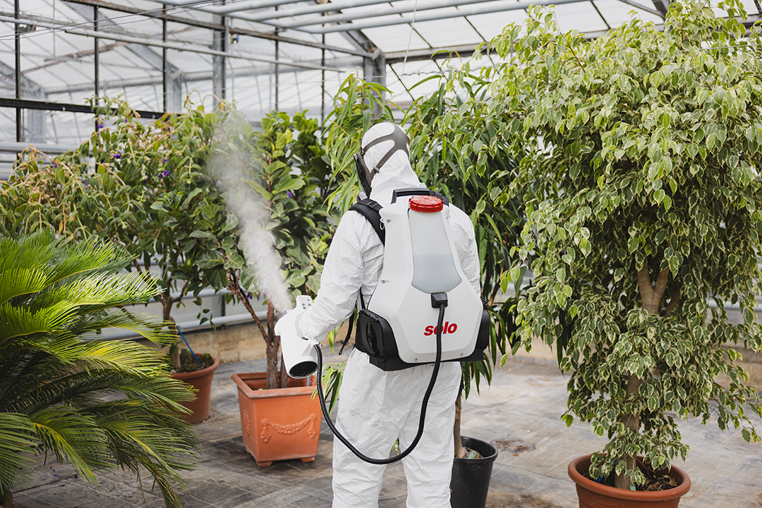 Effiziente Schädlingsbekämpfung mit dem eFog 480 in schwer zugänglichen Bereichen Anwender mit eFog 480 bei der Bekämpfung von Schädlingen im Pflanzenbereich