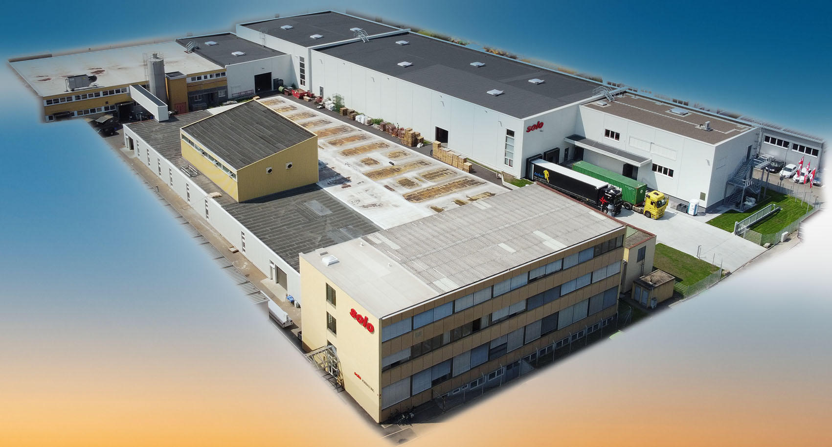 Aerial view of the SOLO company site with production hall, warehouse, and office building in Sindelfingen Luftbild des SOLO Firmengeländes mit Produktionshalle, Lager und Verwaltungsgebäude in Sindelfingen