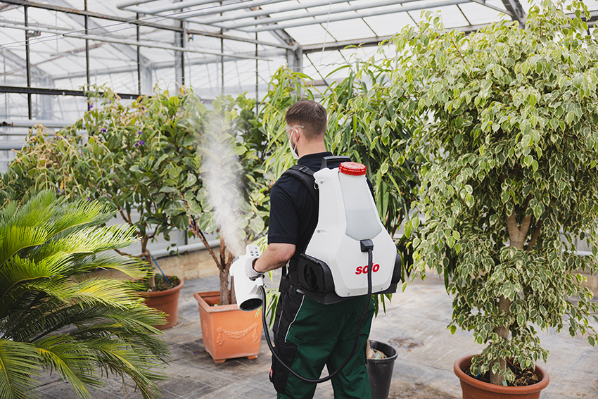 Anwender mit eFog 480 beim Pflanzenschutz in einem Gewächshaus